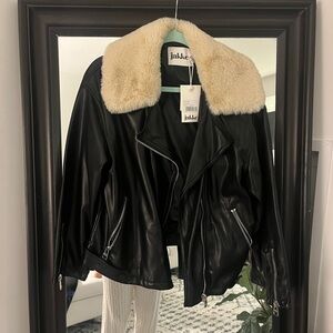 AFTER HOLIDAY SALE! Jakke Black Leather Jacket with Cream Collar ~ Size 4